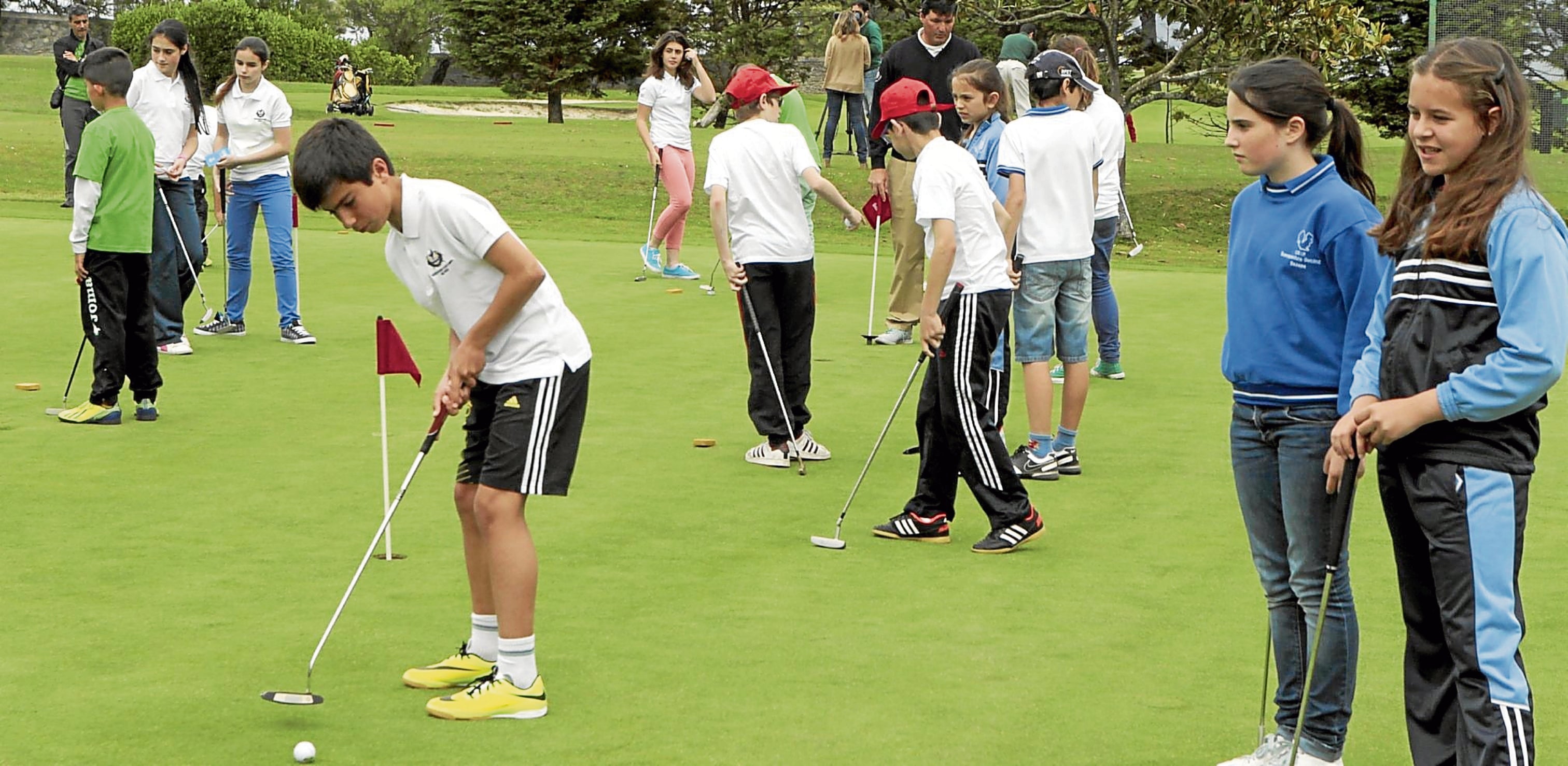 80 escolares descubren el golf