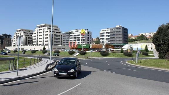 El alcalde presenta la nueva hamburguesería de McDonald's en la S-20
