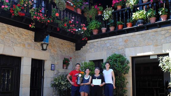 Casa Octavio se lleva el primer concurso de balcones | El Diario Montañes