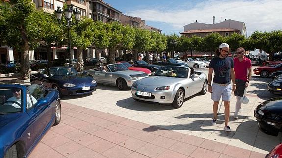 Los descapotables se concentraron en la Plaza de José Antonio.