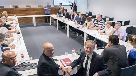 El consejero de Industria, Eduardo Arasti preside la reunión sobre la economía de la región, en el Pctcan de Santander.