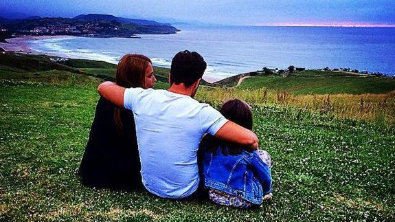Paula Ehevarría y David Bustamante compartieron en las redes sociales esta foto en la que aparecen junto a su hija Daniela durante su estancia en Cantabria. 