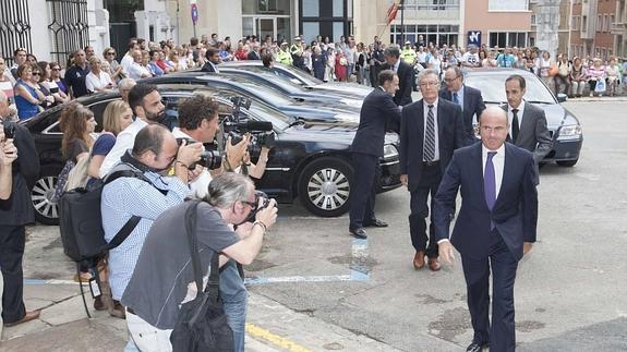 El ministro a su llegada a la catedral 