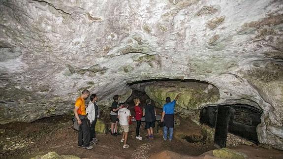 La cueva se abre solo durante el verano