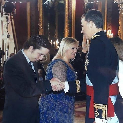 Nicolás Gómez saluda al Rey en una recepción.