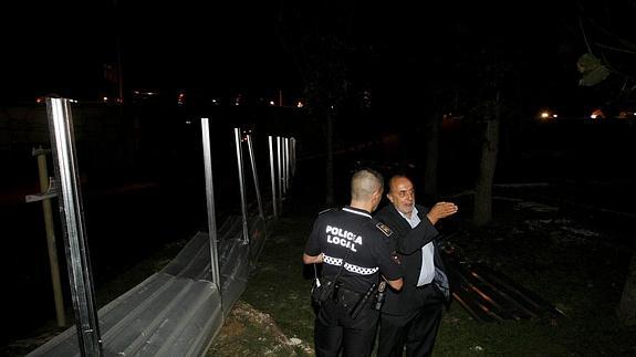El empresario Fermín García Balbás comprueba los destrozos en el vallado en presencia de la Policía.
