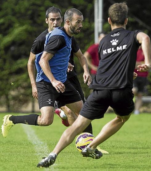 Samuel conduce el balón durante el entrenamiento de ayer entre Miguélez y David Concha. 