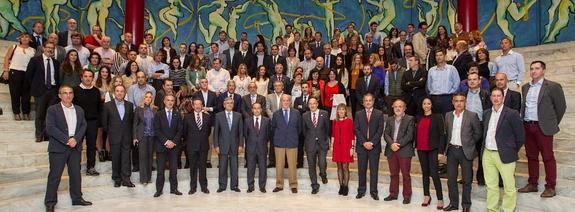 Los responsables de la consejería, de El Diario Montañés y del CISE, junto a los representantes de las empresas y los centros educativos que participan. 