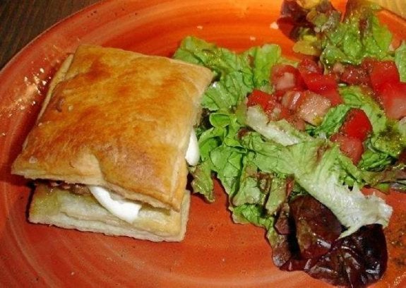 Hojaldre al horno con 'cuatro cosas'. 
