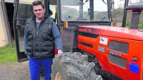 Una multa de 4.800 euros para un ganadero por acarrear leña en su tractor