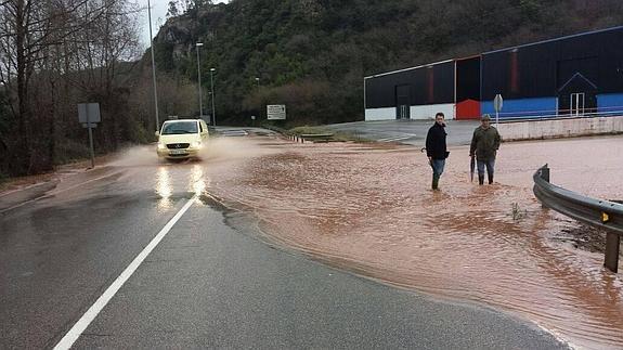 La carretera nacional, entre Caranceja y Golbardo, ya está inundada.