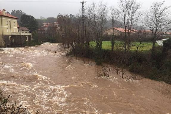 El río Miera a su paso por La Cavada.