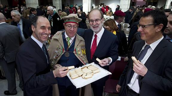 Ignacio Diego, Cagigas y el Fiscal jefe junto a un miembro de la Cofradía del Hojaldre 