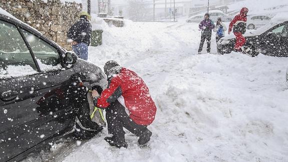 Poner las cadenas es impresindible cuando la nieve toma la carretera.