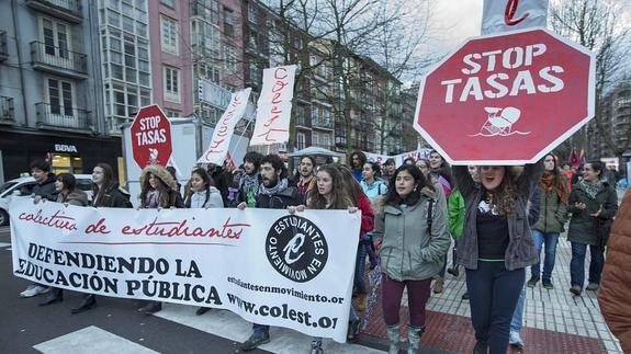 El Colectivo de Estudiantes ha encabezado la manifestación en Santander.