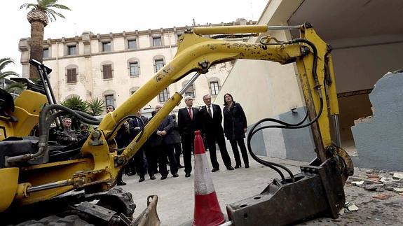 El alcalde de Barcelona y otras autoridades observan el inicio de los trabajos de demolición