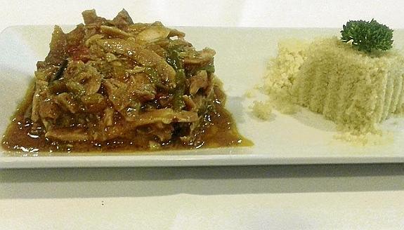 Pollo al tikka malasa con cuscús, una de las especialidades del restaurante.