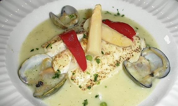 Merluza con salsa verde, almejas, espárragos y pimiento. Muy bien de punto. 