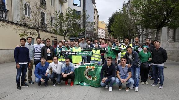 Voluntarios con huchas recaudan para el Racing.