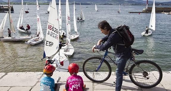 Los Láser, tras echarse al agua junto al CEAR de Vela, en Puerto Chico. 