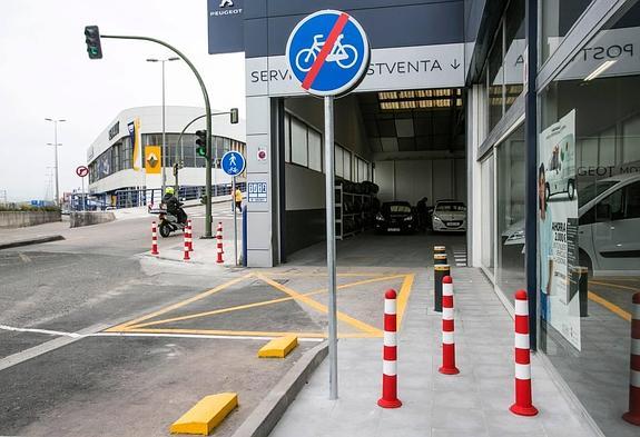 Señales y pivotes, en la salida de vehículos del concesionario Autonorte. Justo ahí se corta el carril. 