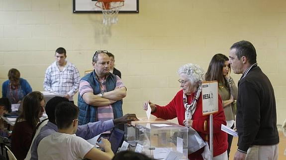 Una de las mesas electorales colocada en el polideportivo de un colegio.
