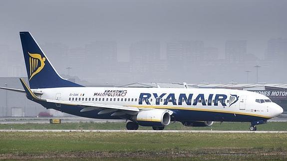 Avión de Ryanair en el aeropuerto Seve Ballesteros.