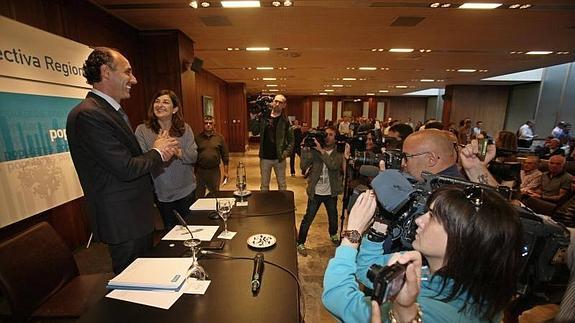 Diego y Sáenz de Buruaga ante la Junta Directiva del partido 