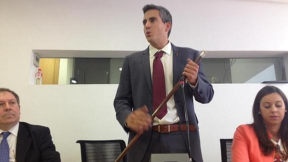 Pablo Zuolaga ya tiene el bastón de mando de Santa Cruz de Bezana.