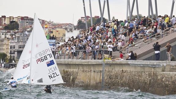Espectadores en la duna de Zaera, en una de las pruebas del Mundial de Vela celebrado el año pasado.