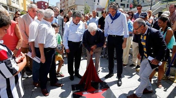 Sánchez descubre su estrella flanqueado por Revilla y De la Serna