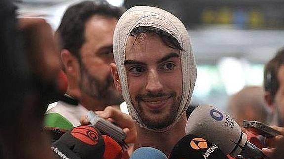 Un joven con la cabeza vendada habla con los medios a su llegada a Loiu. 
