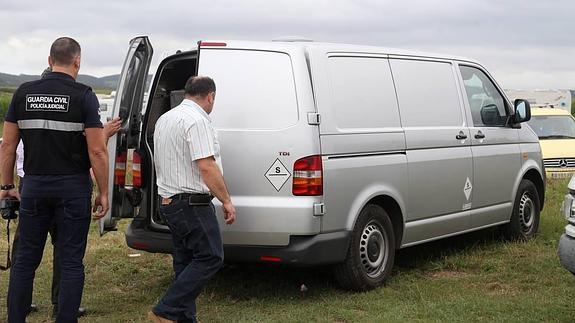 Un coche fúnebre trasladó el cuerpo sin vida del bañista.