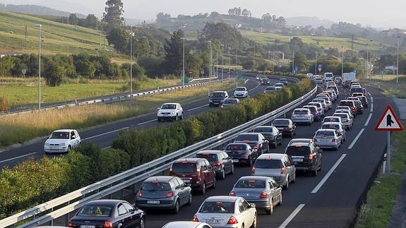Fomento recupera el tercer carril de la autovía Santander-Torrelavega