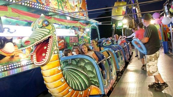 Pequeños y grandes disfrutan de las atracciones.