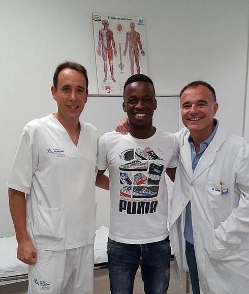 Koné posa con Alberto y el doctor Cruz.