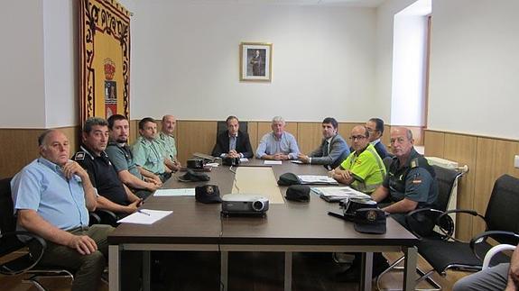 Asistentes a la reunión de la Junta de Seguridad Local de Ampuero.