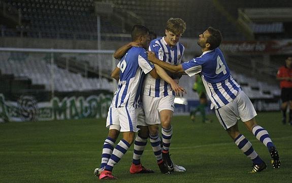 Jugadores de la Gimnástica celebran el gol de la victoria.