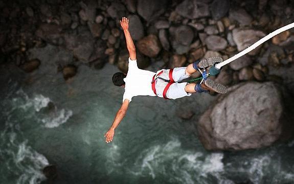 Un hombre hace 'puenting', una práctica que este verano ha costado la vida a dos personas en Cantabria y Granada. 