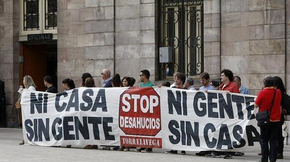 Una docena de simpatizantes de la PAH se concentró ante el Consistorio.