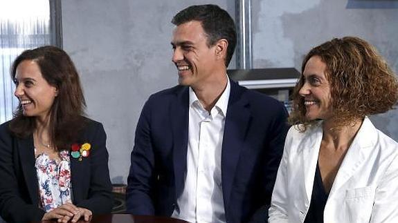 Batet, primera por la derecha, junto a Pedro Sánchez