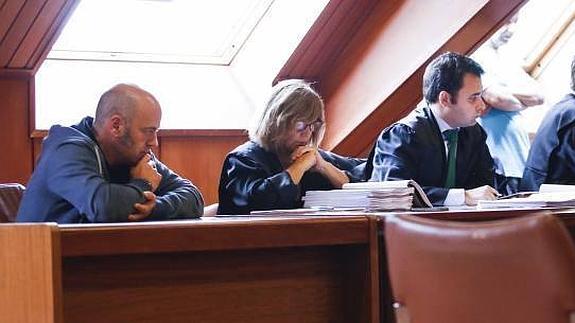 El acusado, primero a la izquierda, sigue la narración de los hechos en el juicio.