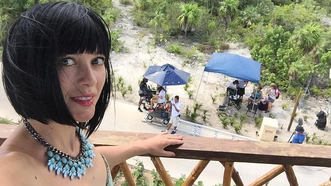 Selfie de Marta Hazas con uno de los sets de rodaje al fondo.