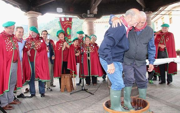 Carlos Agüeros pisó las uvas junto al anterior vinatero, Manel Gómez.