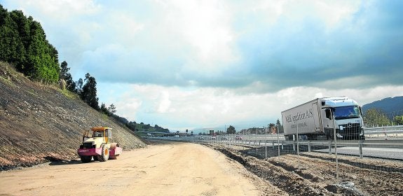 Superficie de lo que será la nueva N-634 justo al final de Socobio y a escasos metros del argayo. A la izquierda, el desmonte. A la derecha, la autovía. 