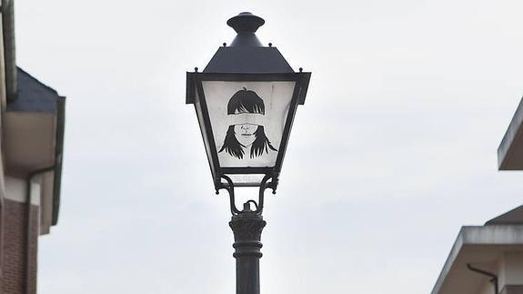 Farolas con mensaje en Sarón
