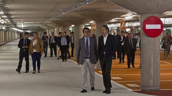 El consejero de Industria, Francisco Martín, y el alcalde de Santander, Íñigo de la Serna, han recorrido las instalaciones del nuevo parking.