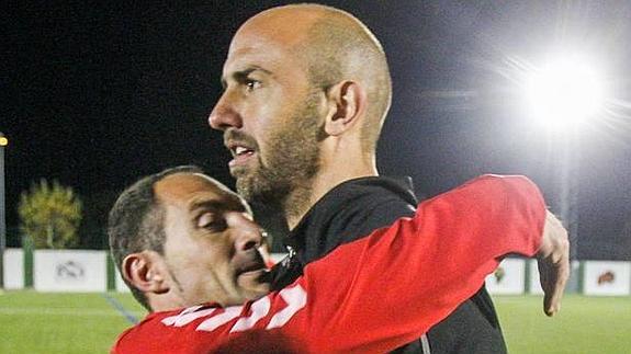Munitis se abraza a Gonzalo Colsa tras la victoria en Guijuelo.