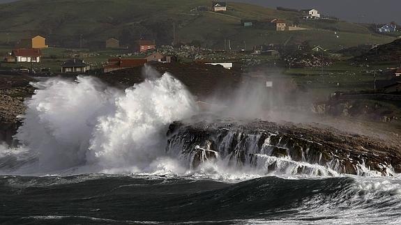 Grandes olas rompen contra los acantilados de Suances.