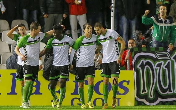 Jugadores del Racing celebran un gol contra el Cacereño.